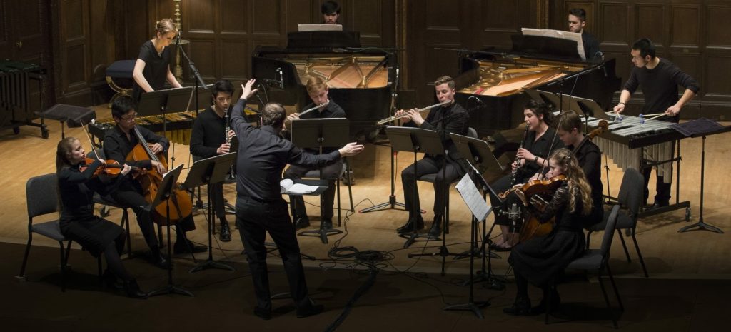 Holly Workman, Geigerin/Violinist, performing Reich Double Sextet during a concert in Kilbourn Hall