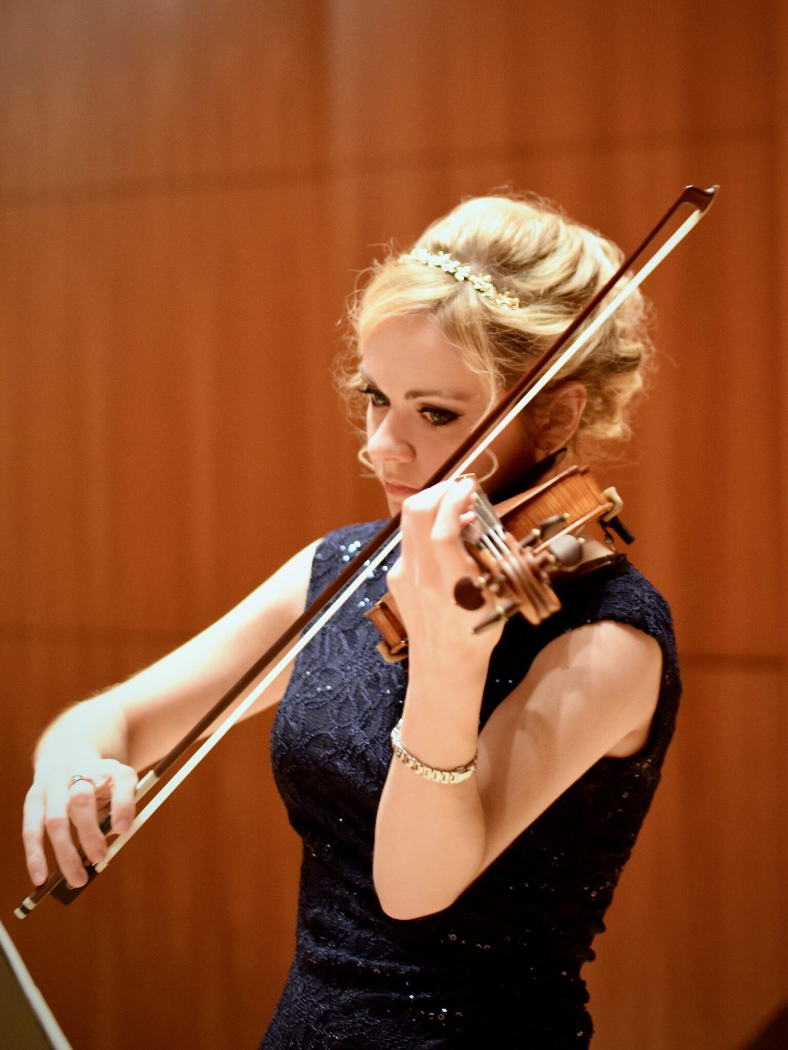 Holly Workman, Geige, violin, performing on stage in a concert wearing a blue dress